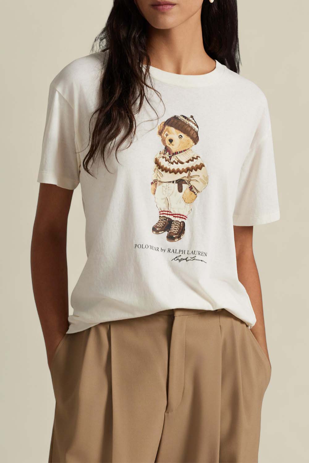 תמונת תקריב דוגמן של חולצת טי דובי פולו