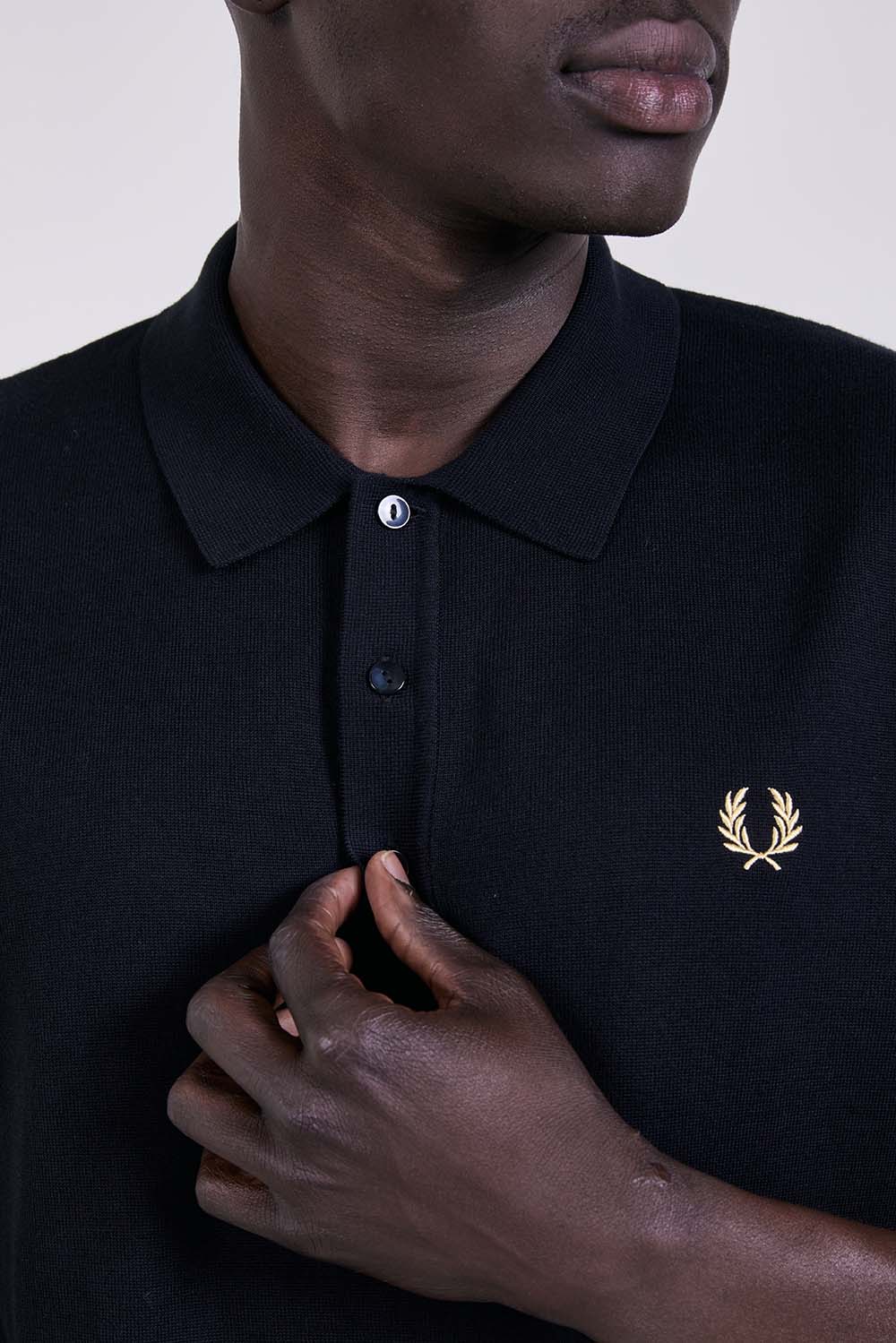 תמונת תקריב דוגמן של חולצת פולו בגזרה ישרה