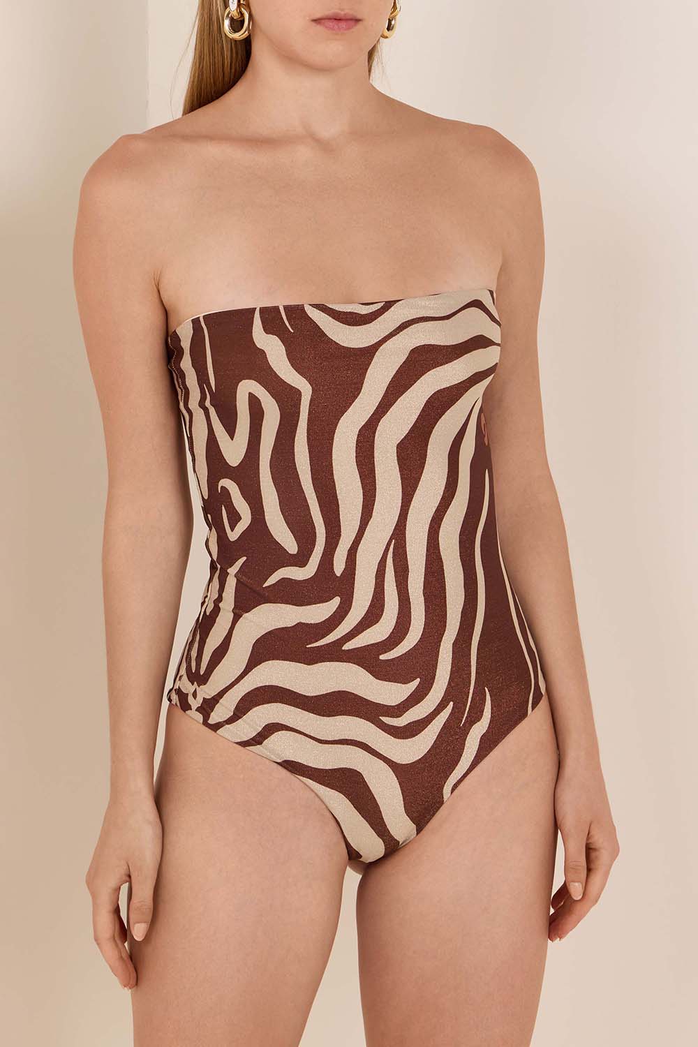 תמונת דוגמן קידמית של בגד ים שלם סטרפלס