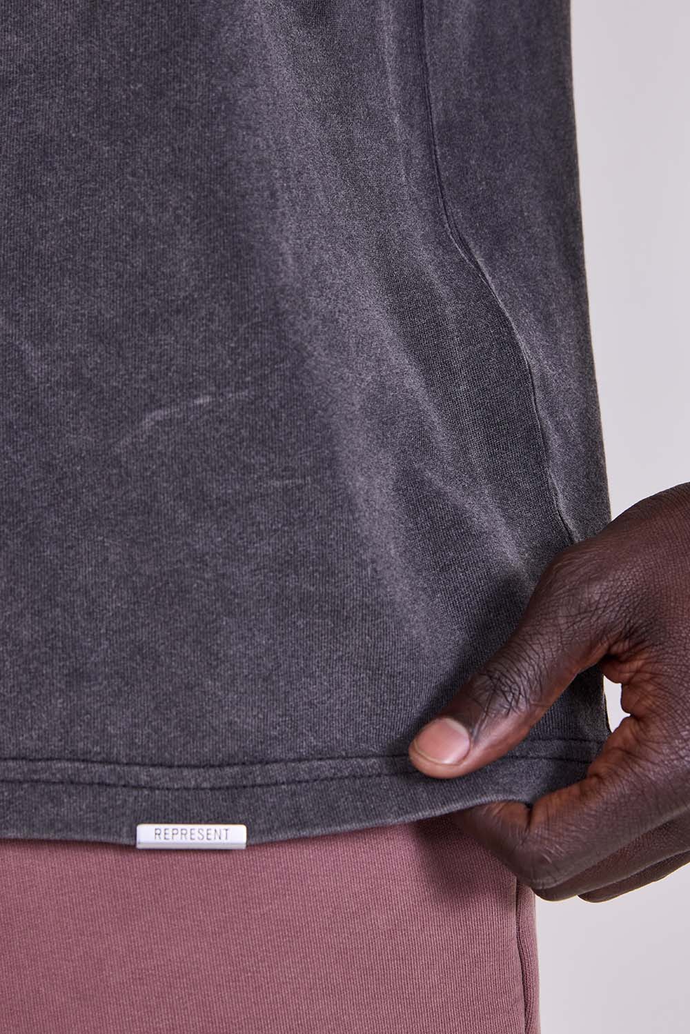 תמונת תקריב דוגמן של חולצת טי