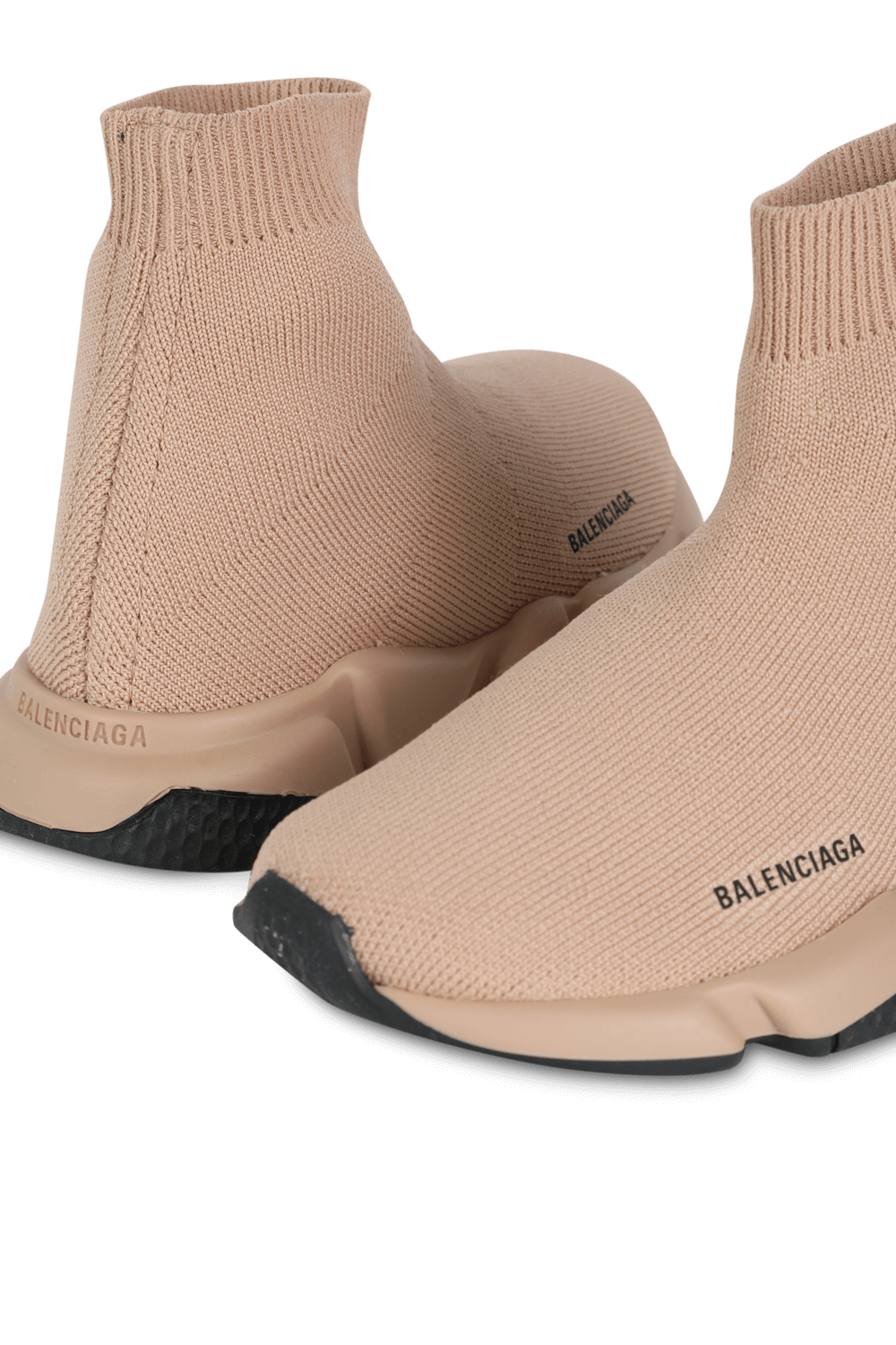 תמונת תקריב של גילאי 23-32 נעלי גרב בגוון בז'