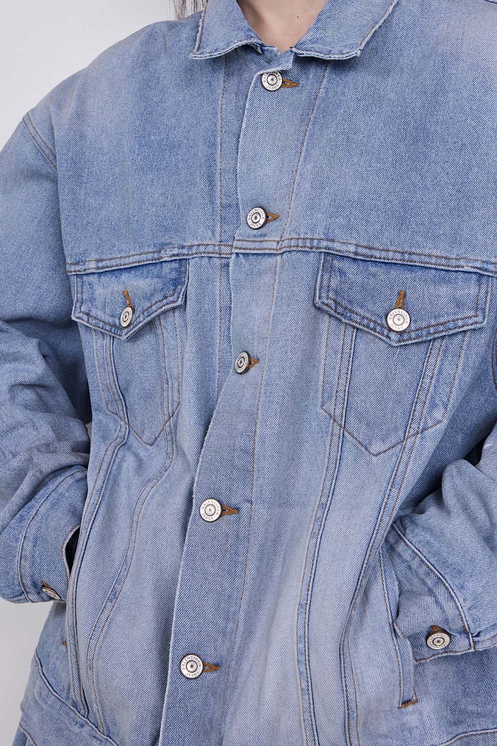 תמונת תקריב דוגמן של ז'קט ג'ינס