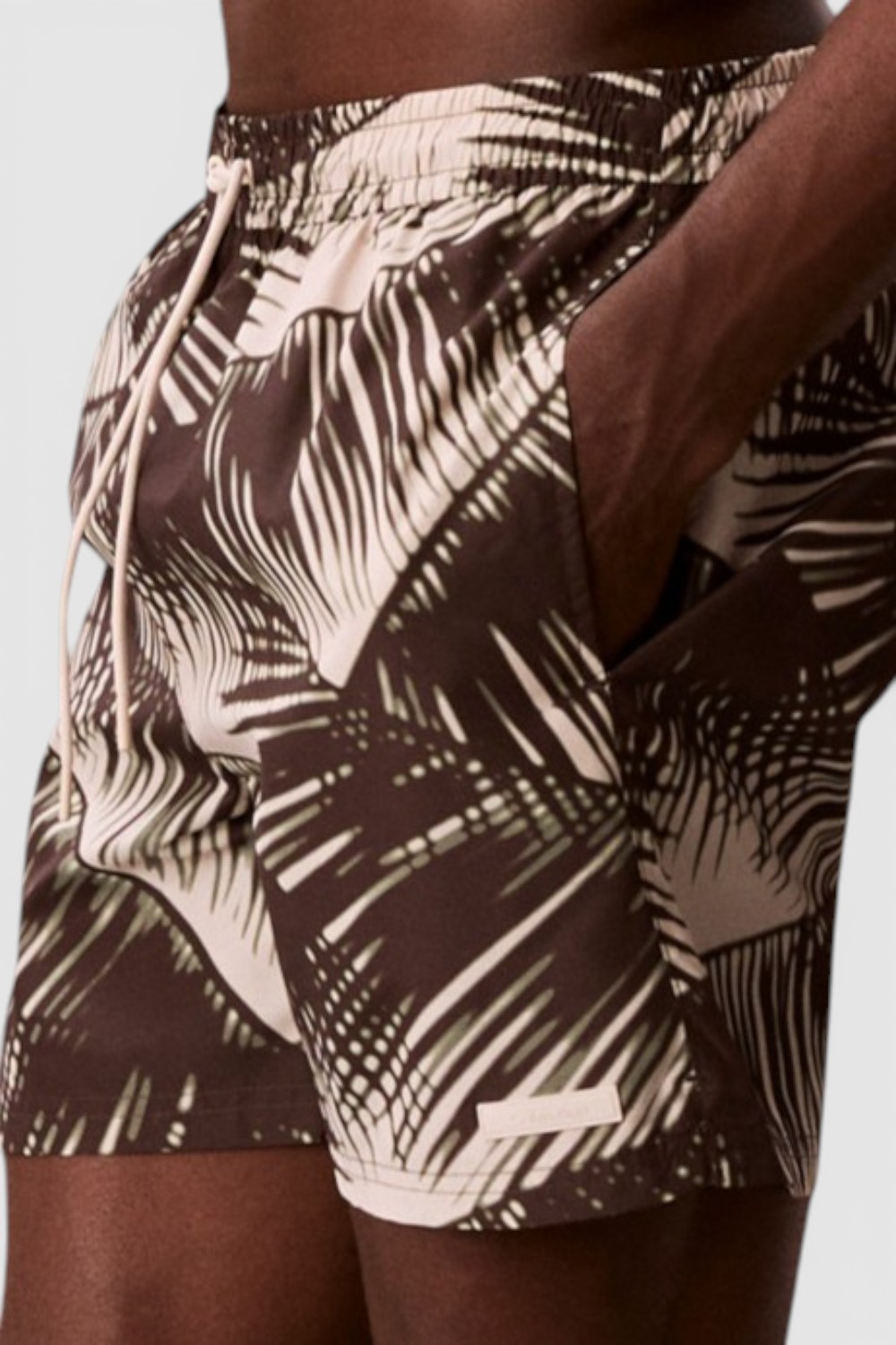 תמונת תקריב דוגמן של מכנסי בגד ים