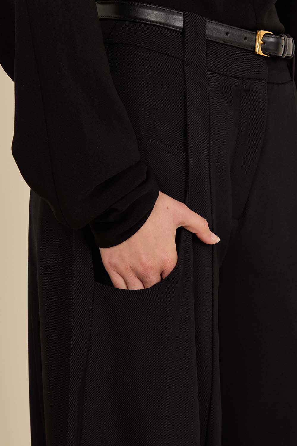 תמונת תקריב דוגמן של מכנסי בלון אוברסייז