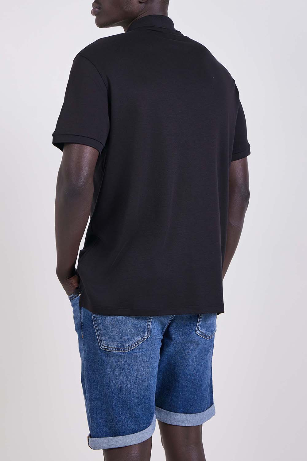 תמונת דוגמן אחורית של חולצת פולו חצי רוכסן