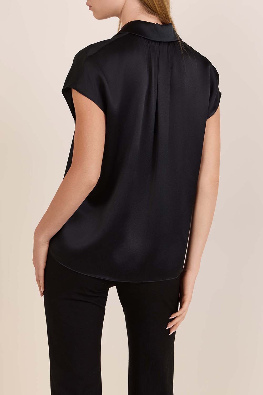 תמונת דוגמן אחורית של חולצת כפתורים ממשי