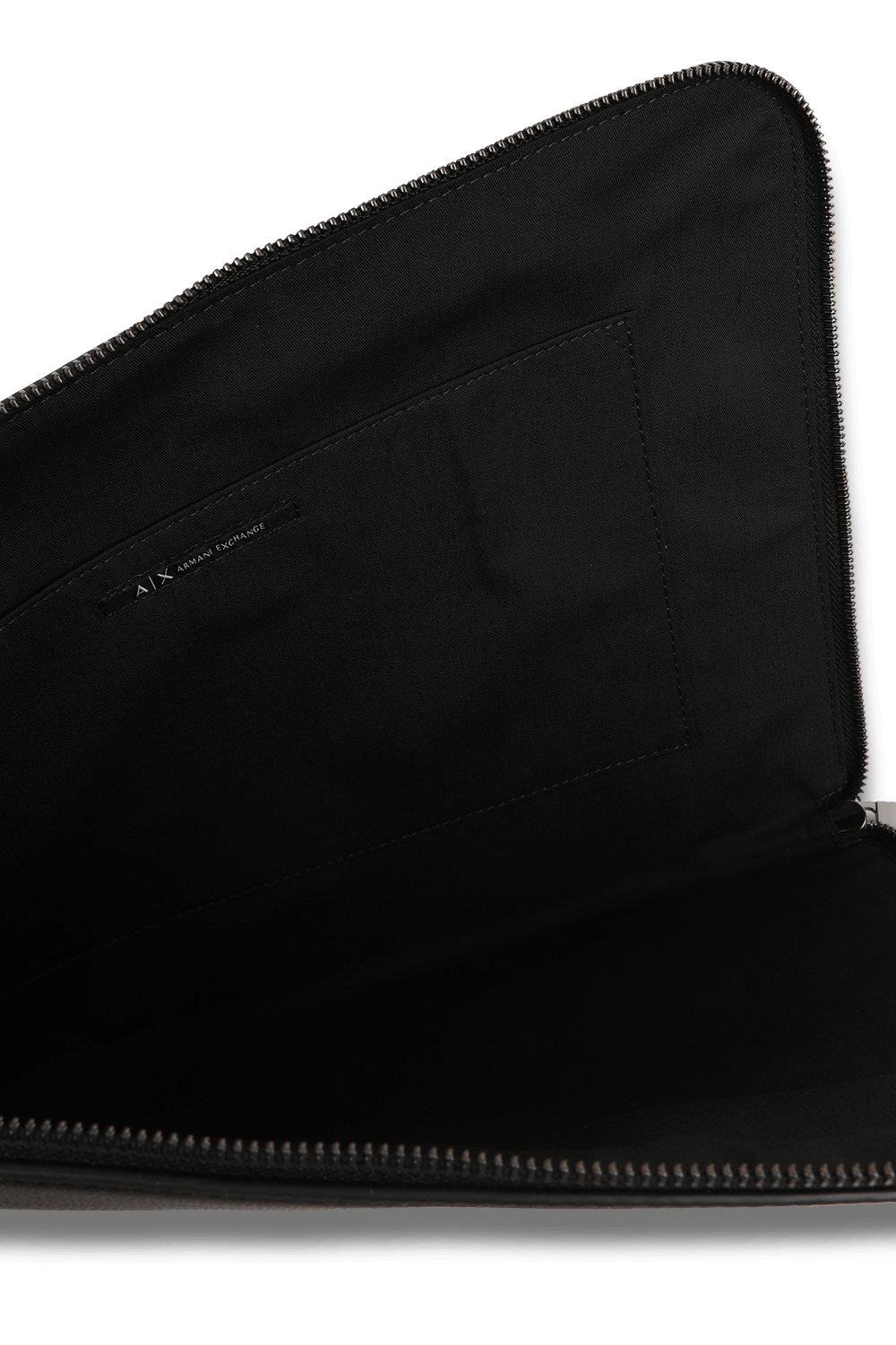 תמונת פנים של קייס למחשב עם לוגו מטאלי