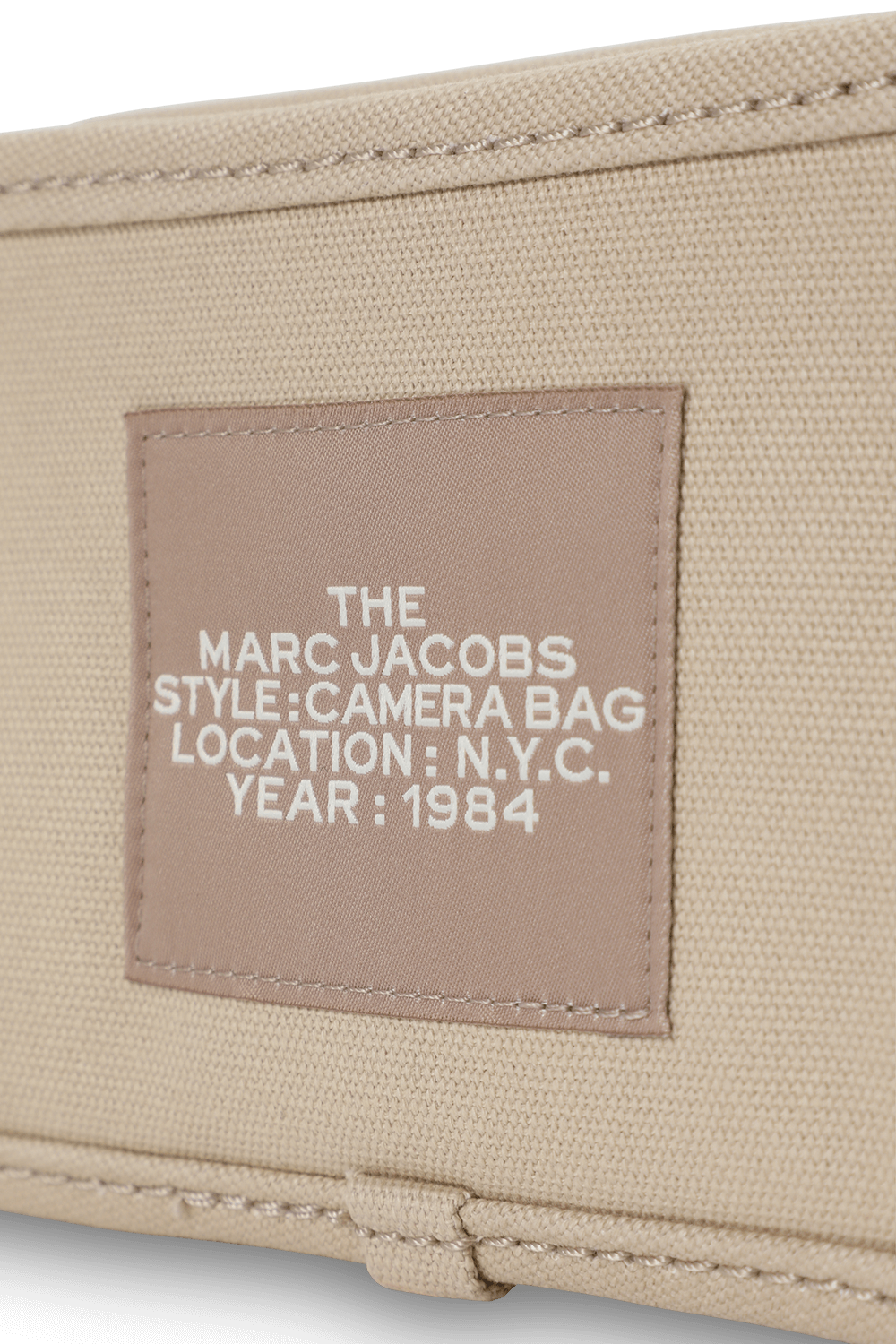 תמונת תקריב של תיק קאמרה בגוון בז'