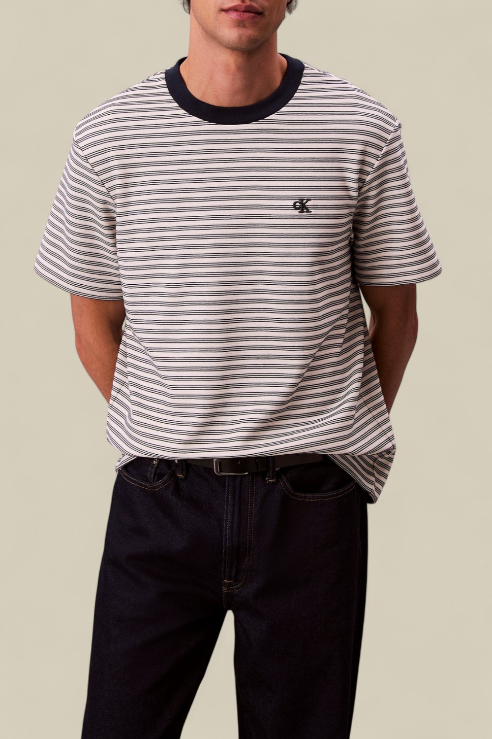 תמונת דוגמן קידמית של חולצת פסים