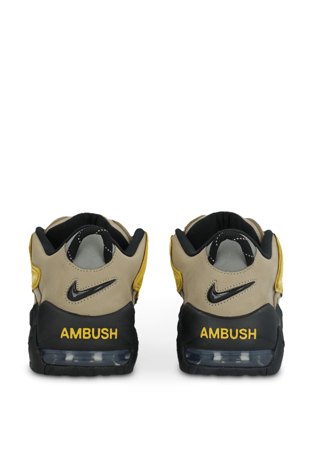 תמונת תקריב של נעלי סניקרס אייר מור