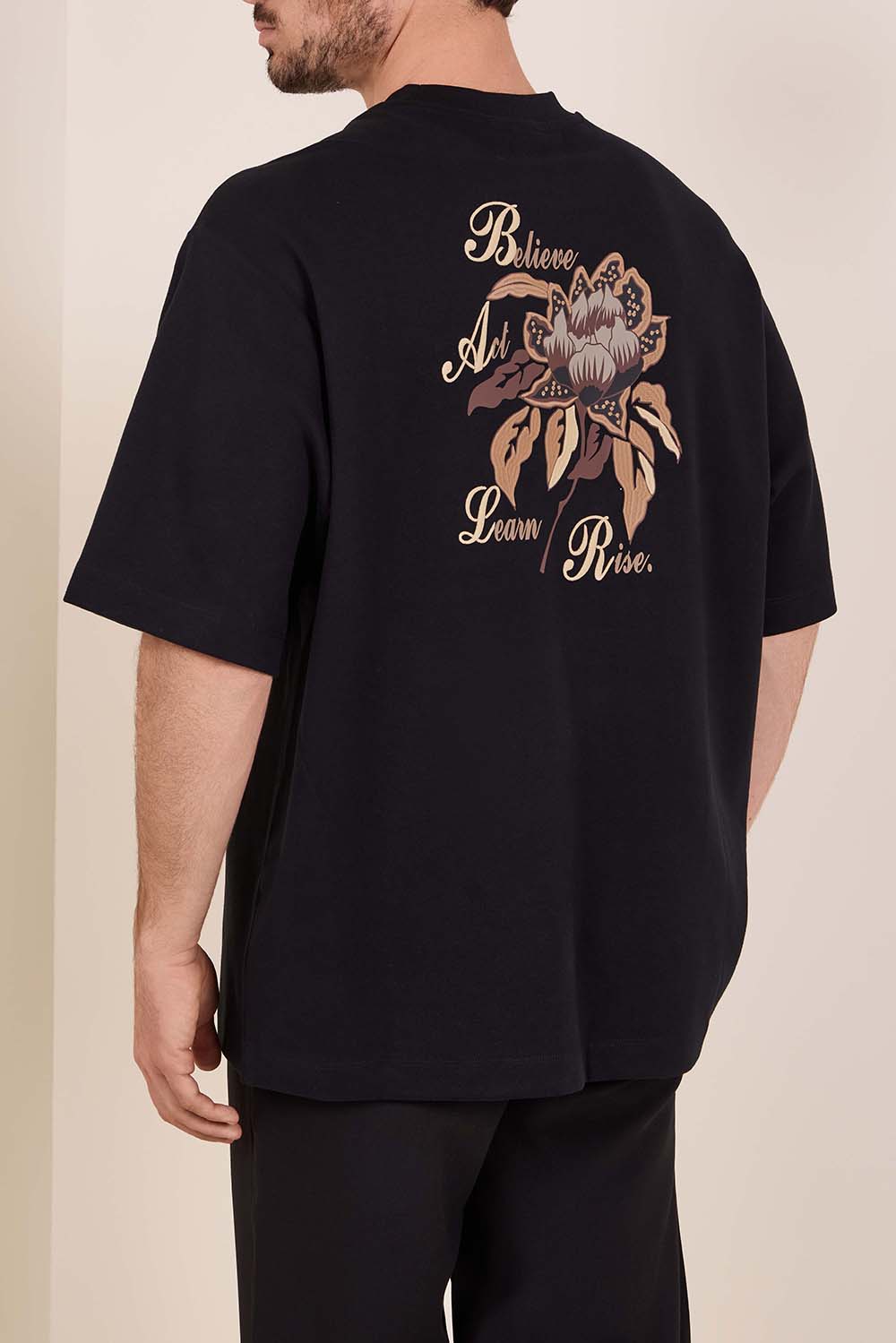 תמונת דוגמן אחורית של טישירט שרוול קצר