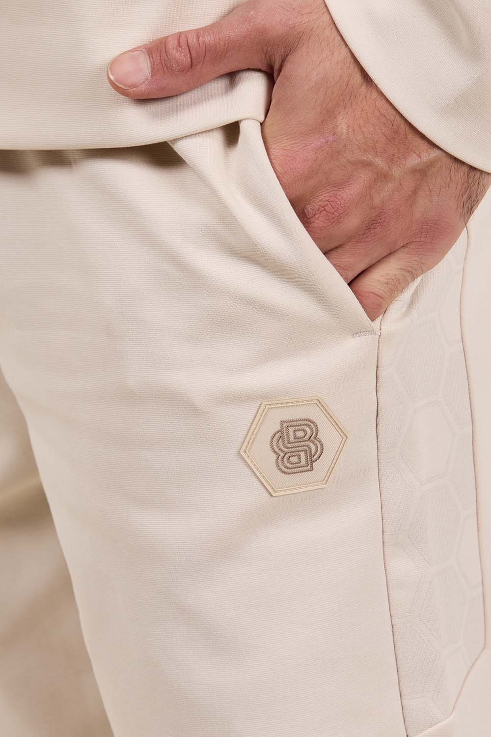 תמונת תקריב דוגמן של מכנסי ג'וג