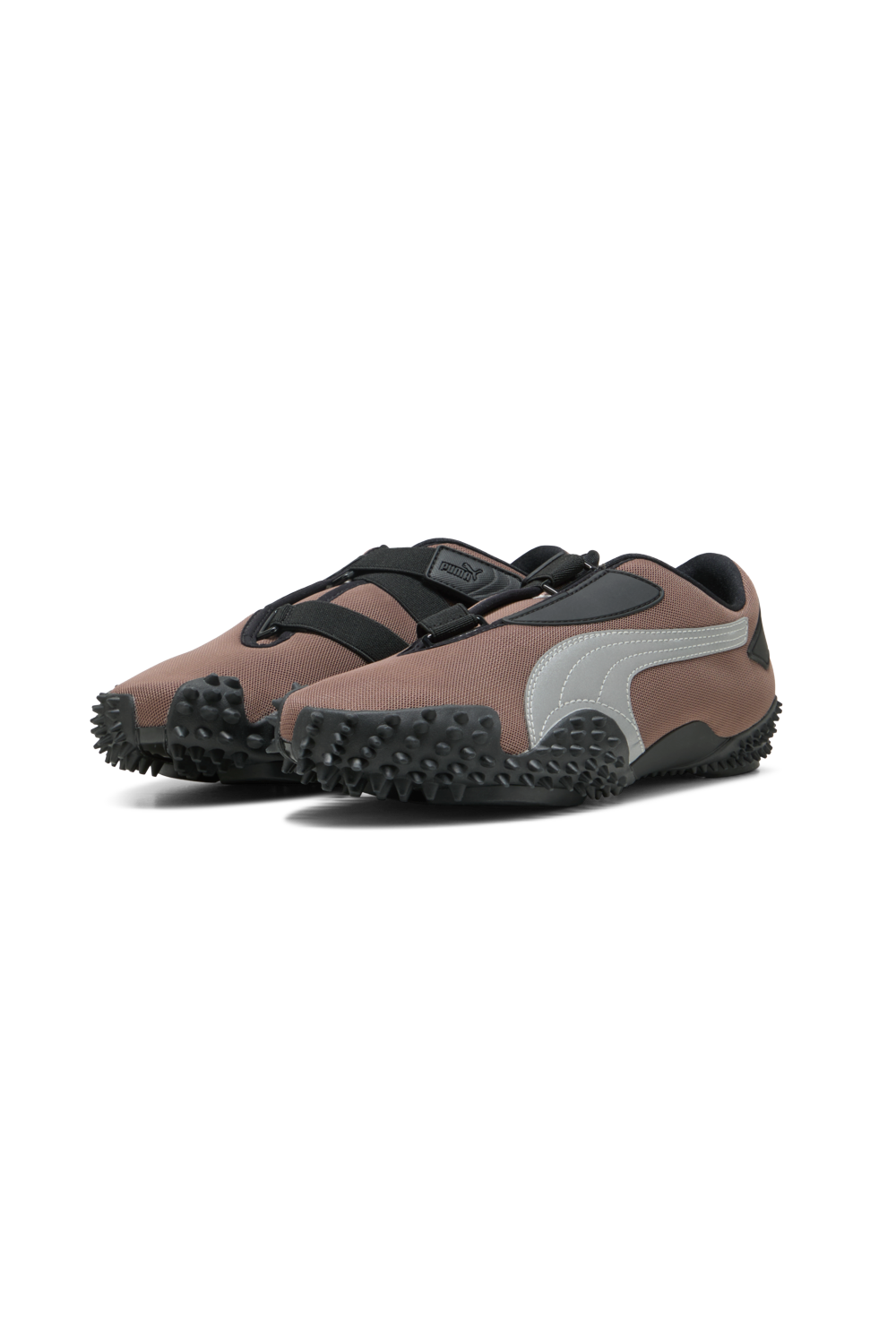 תמונת תקריב של נעלי מוסטרו