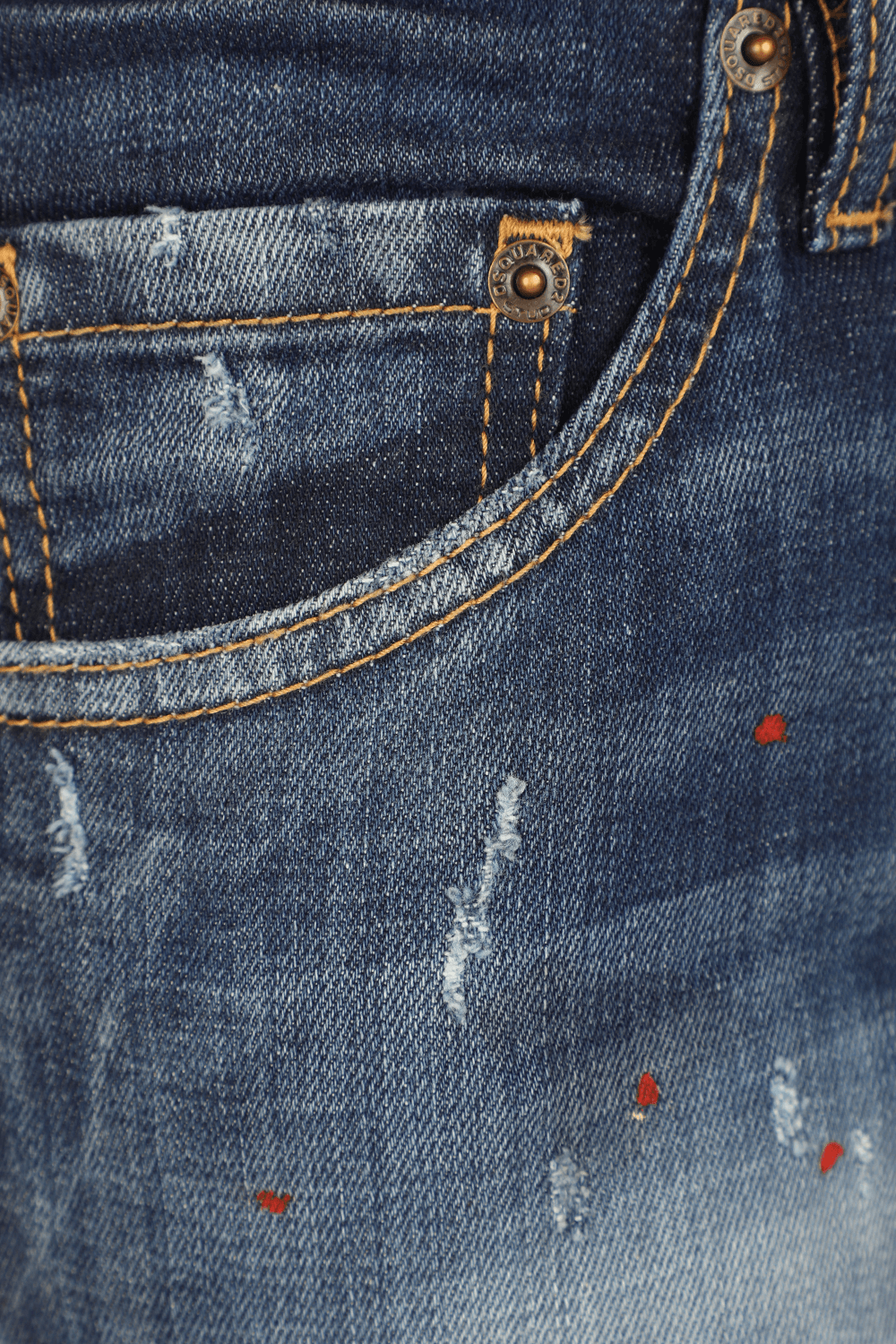 תמונת תקריב של מכנסי סקיני ג'ינס טיידי בייקר