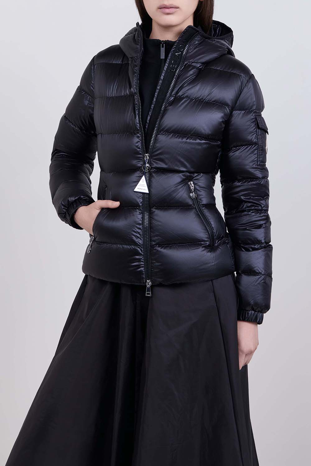 תמונת דוגמן קידמית של מעיל פוך קצר