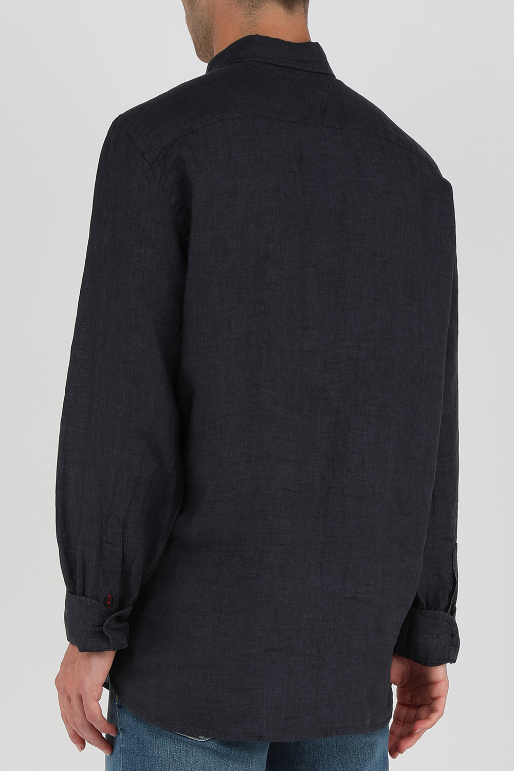 תמונת דוגמן אחורית של חולצה מכופתרת כחולה מפשתן