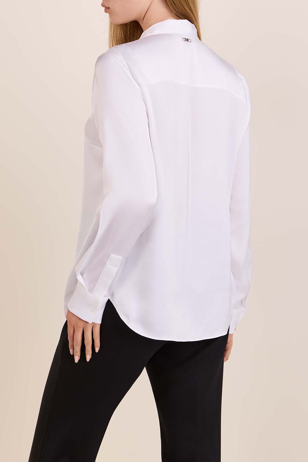 תמונת דוגמן אחורית של חולצת כפתורים עם צווארון קשירה