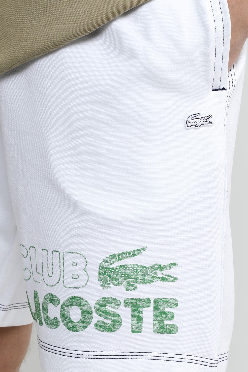 תמונת תקריב דוגמן של מכנסי ג'וג קצרים עם הדפס