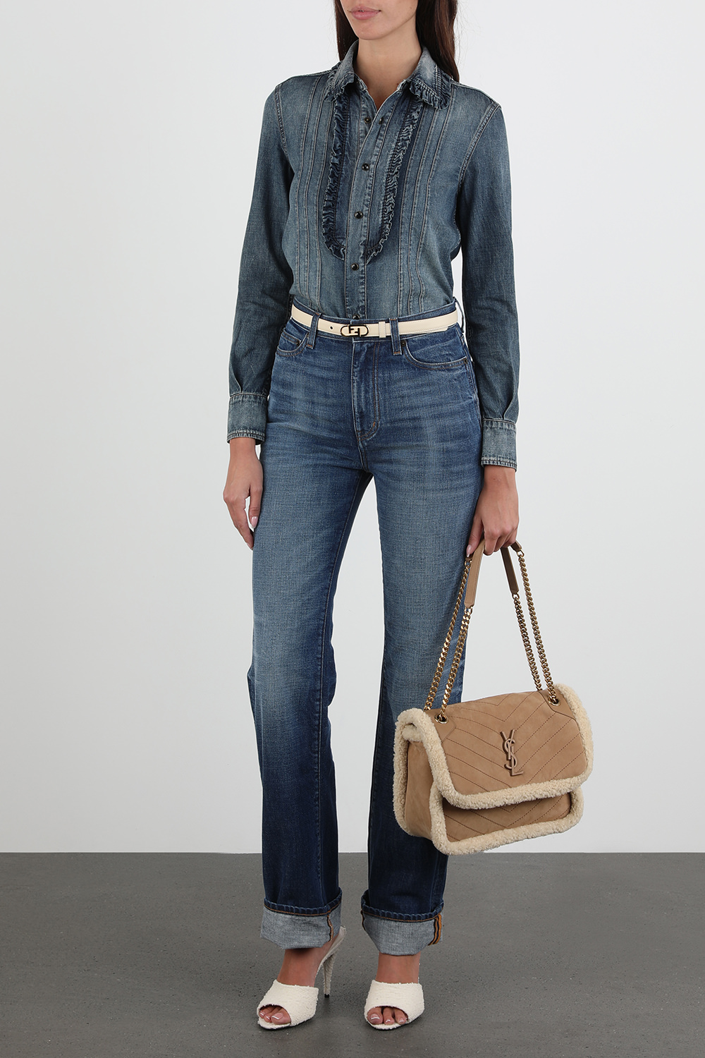 תמונת דוגמן קידמית של נעלי עקב מצמר בצבע לבן