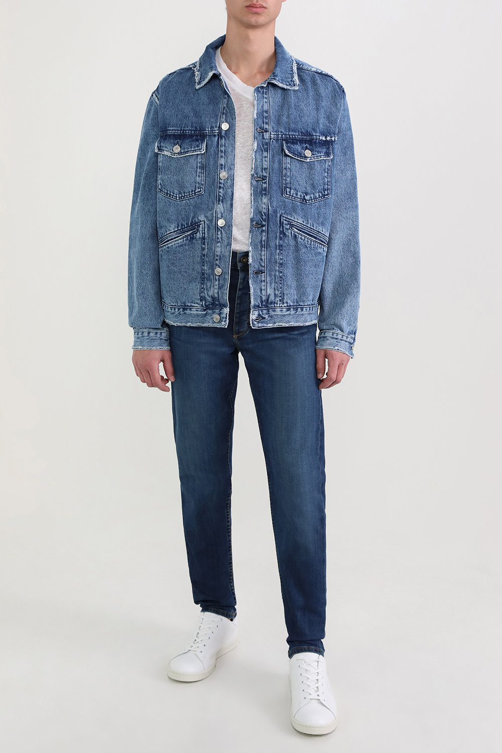 תמונת דוגמן קידמית של נעלי סניקרס עם עיטור לוגו