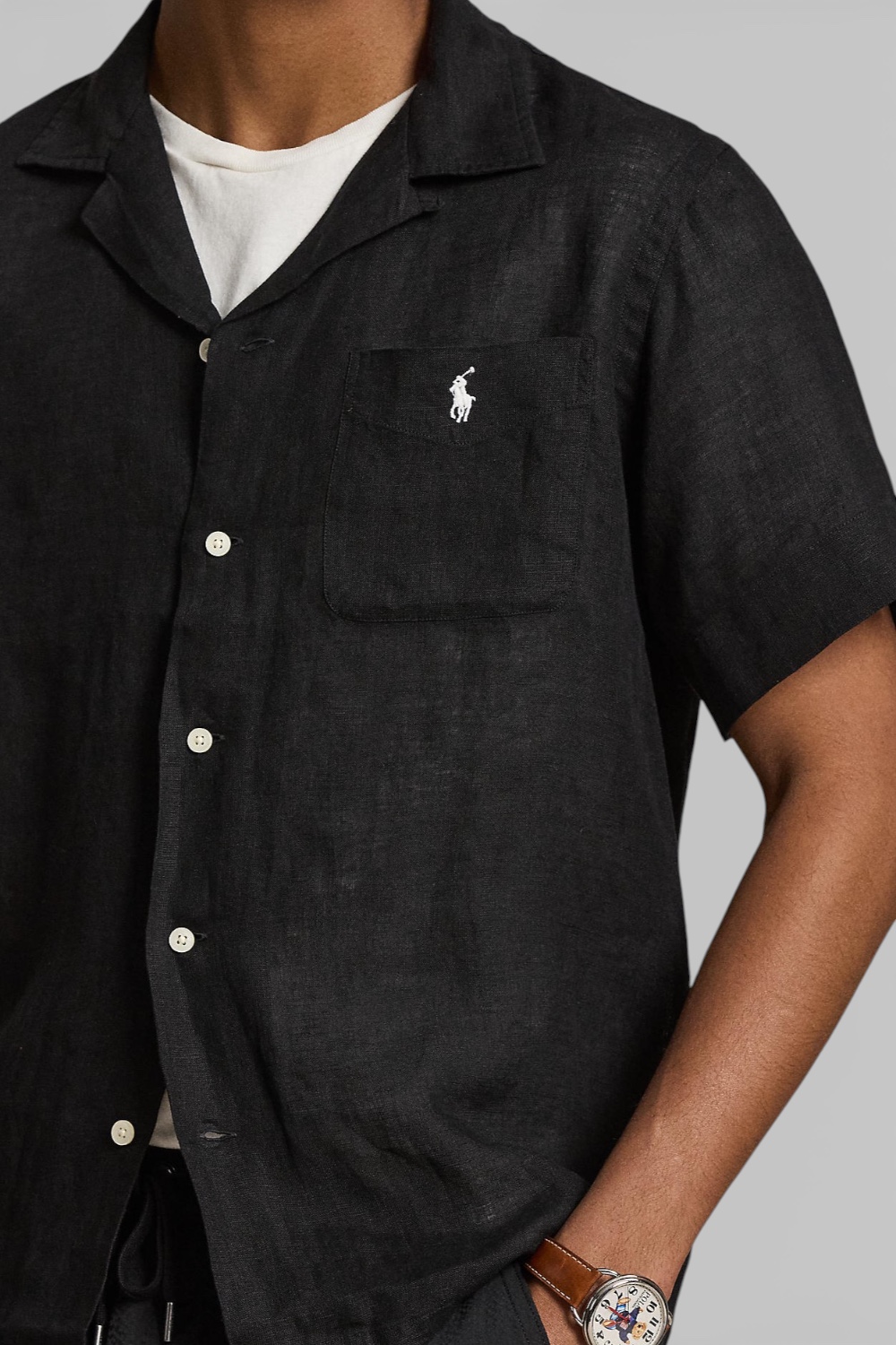 תמונת תקריב דוגמן של חולצה מכופתרת