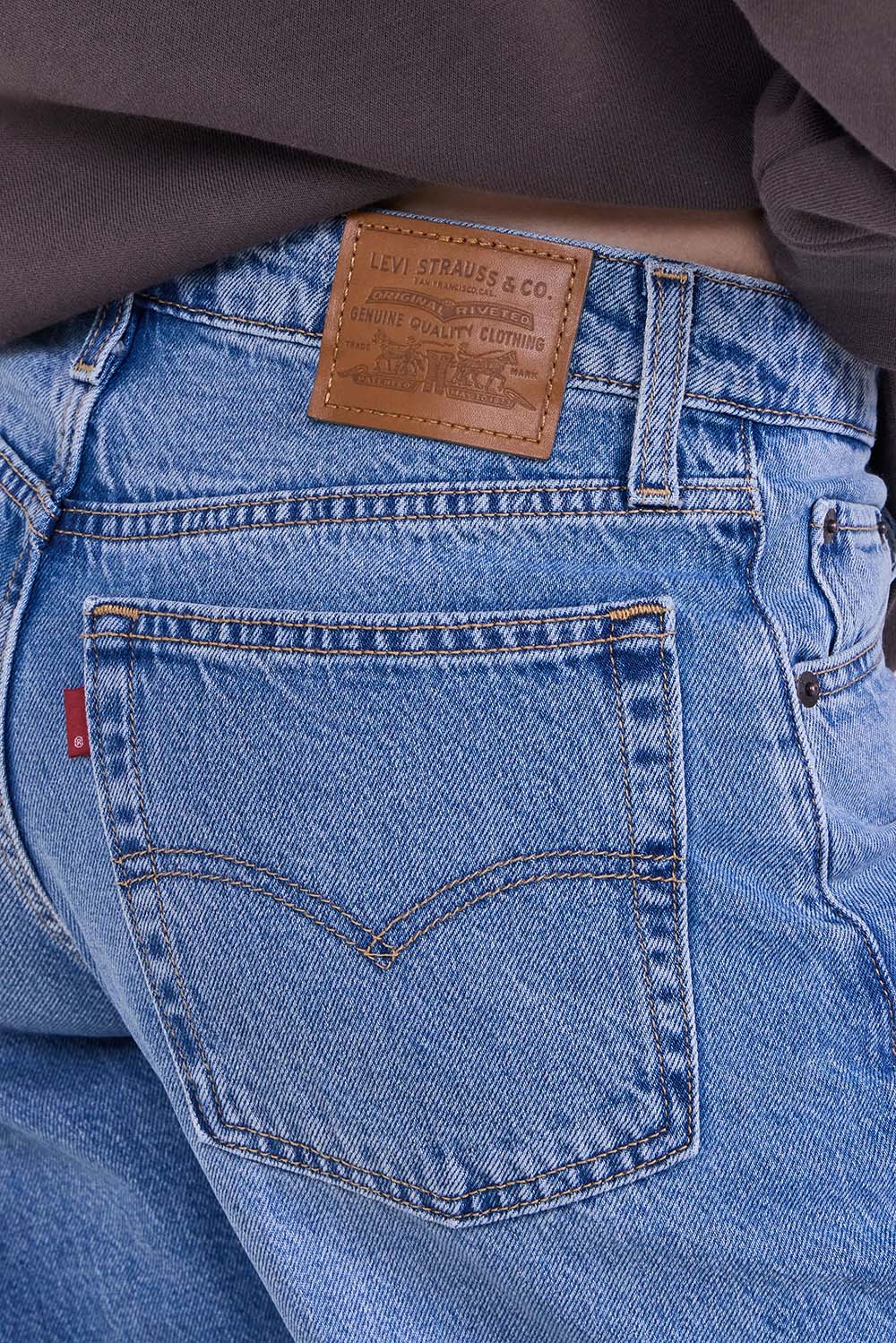 תמונת תקריב דוגמן של מכנסי ג'ינס בגזרת באגי דאד ברל