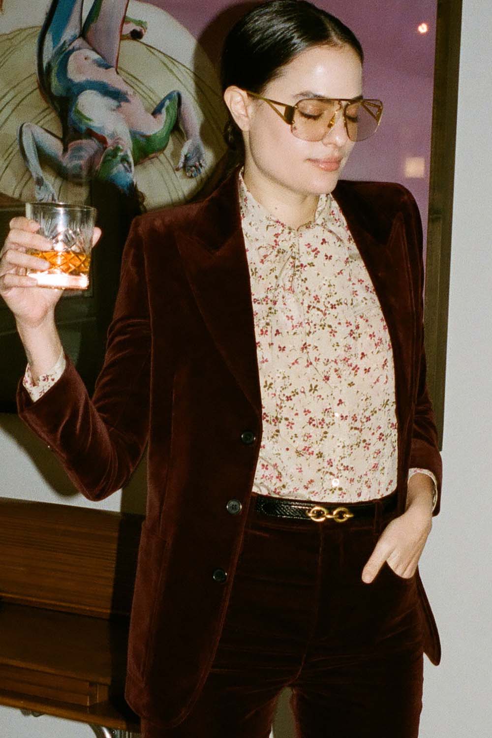 תמונת אווירה של חגורת מיילון דקה מעור קרקו בגוון שחור