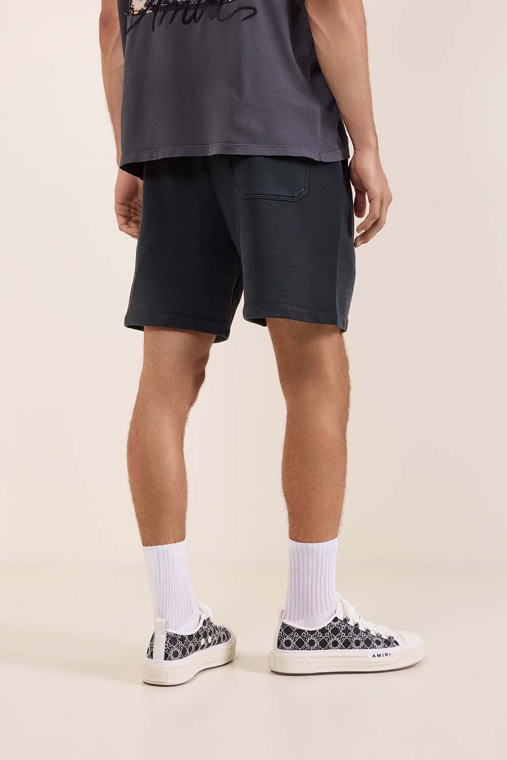 תמונת דוגמן אחורית של מכנסי ג'וג קצרים