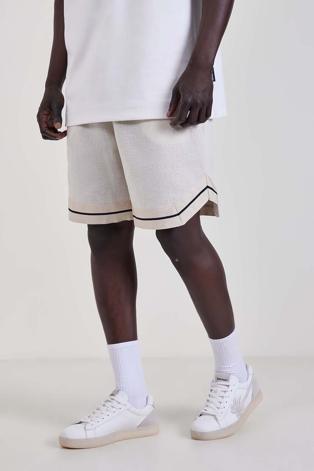 תמונת דוגמן קידמית של מכנסיים קצרים מפשתן