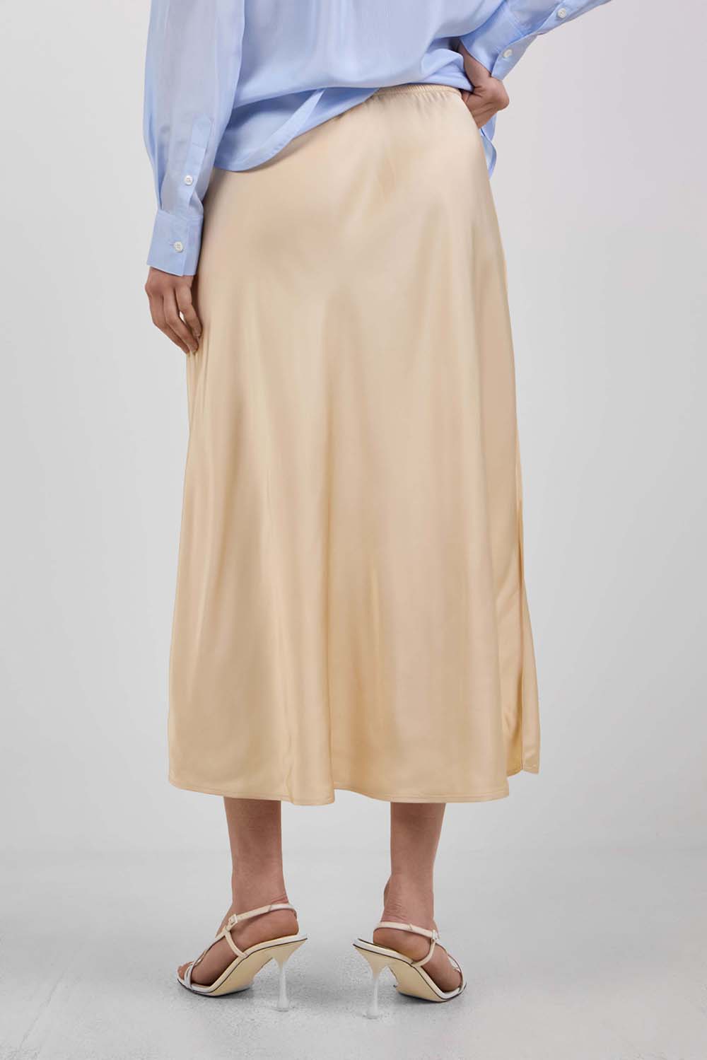 תמונת דוגמן אחורית של חצאית מידי סאטן