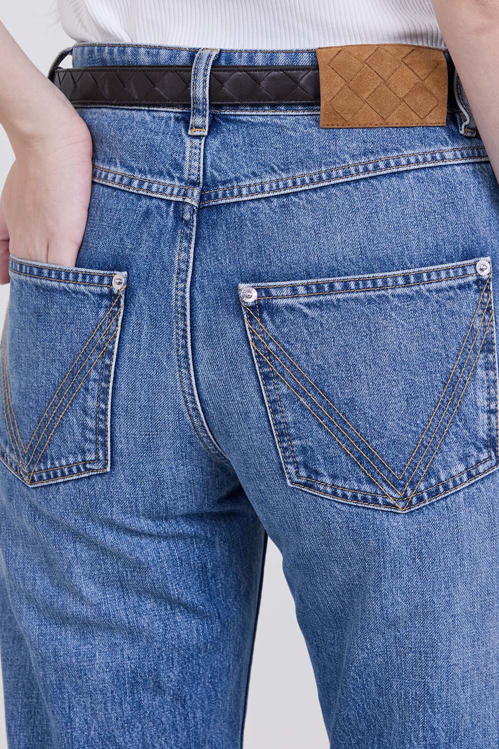 תמונת תקריב דוגמן של מכנסי ג'ינס