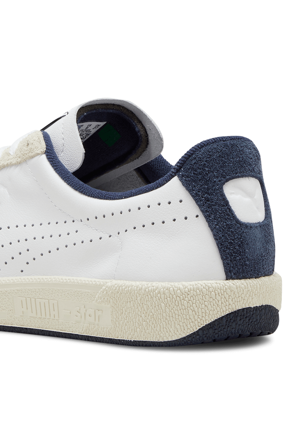 תמונת תקריב של נעלי סניקרס