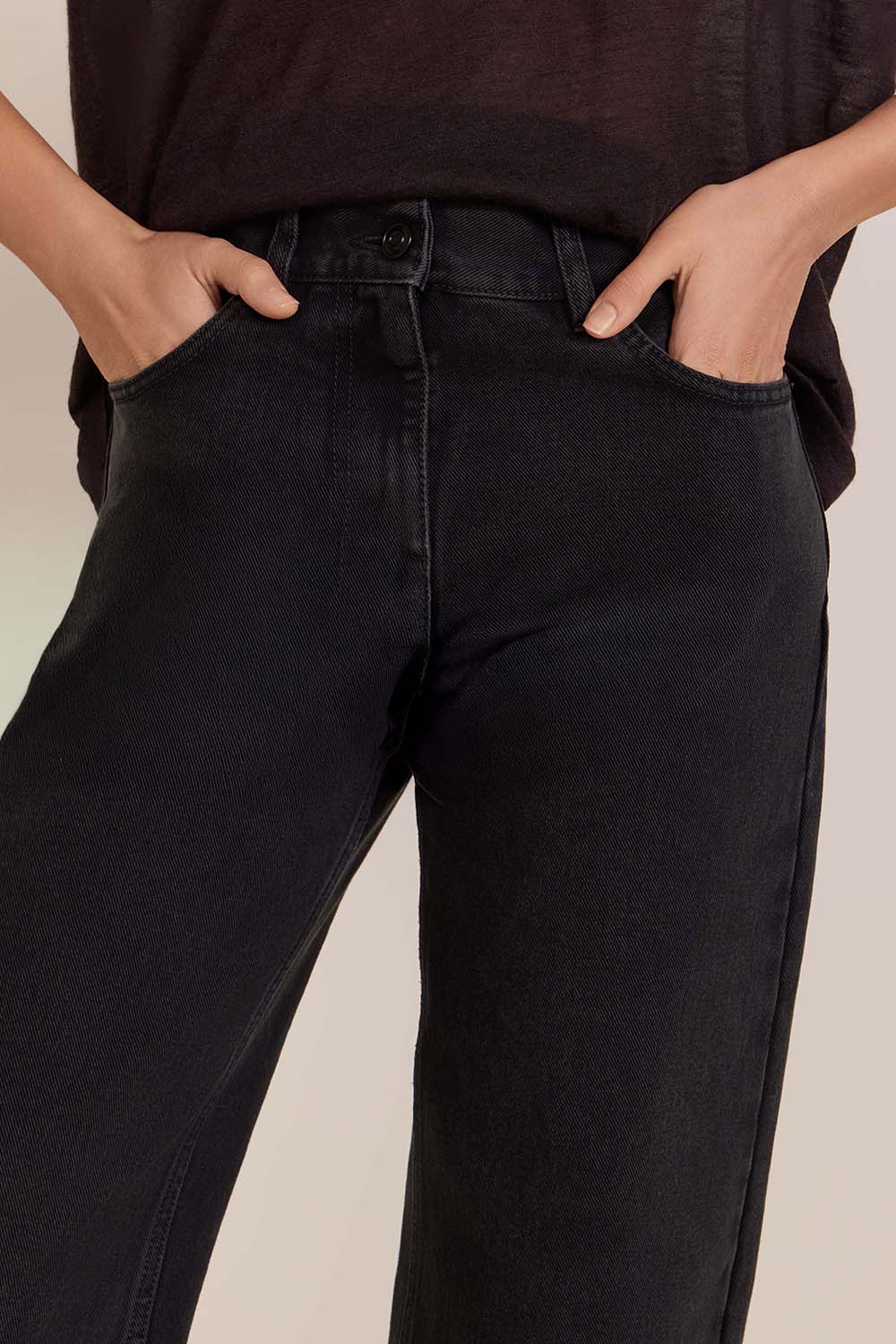 תמונת תקריב דוגמן של מכנסי ג'ינס בגזרה ישרה