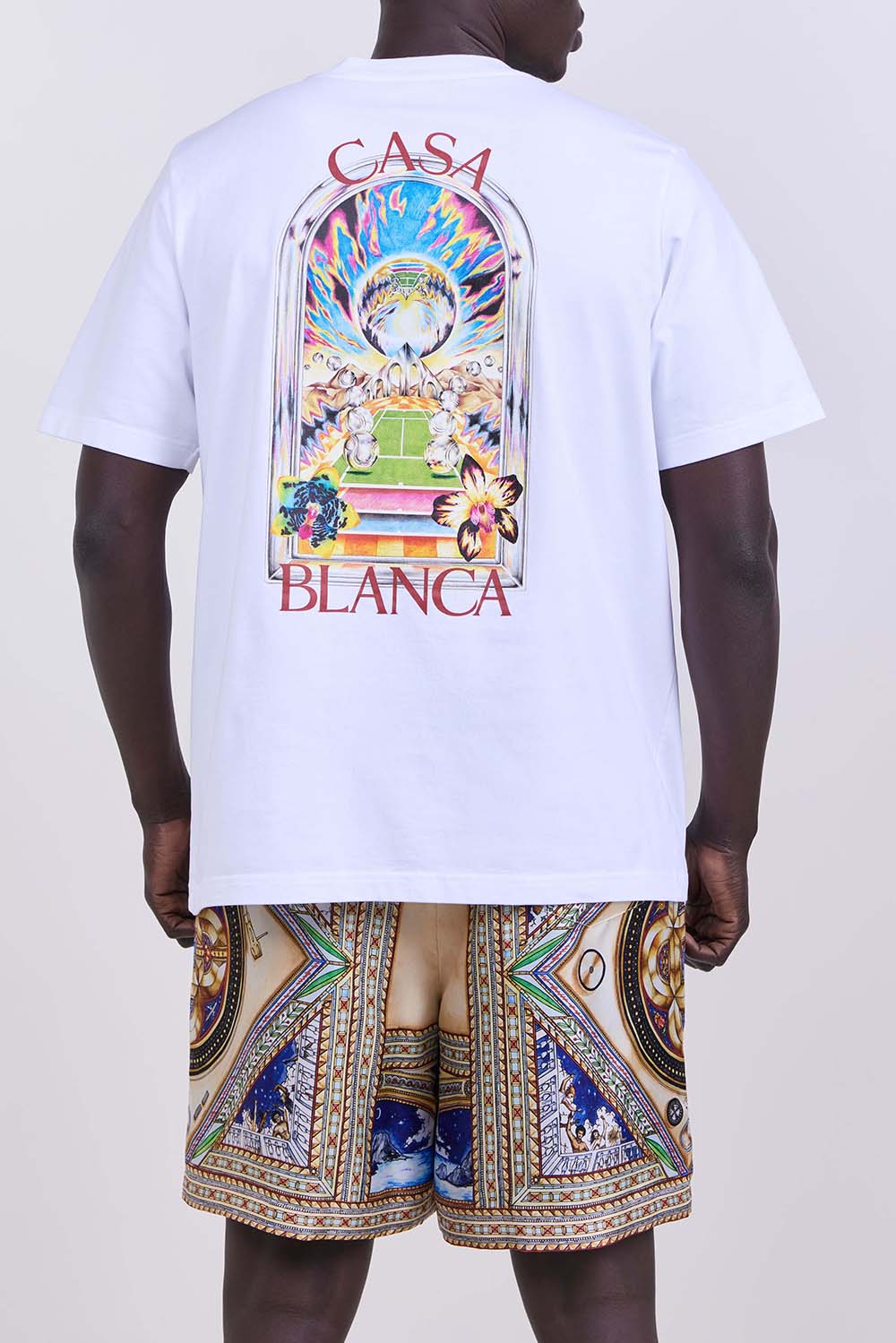 תמונת דוגמן אחורית של חולצת טי בגזרה משוחררת