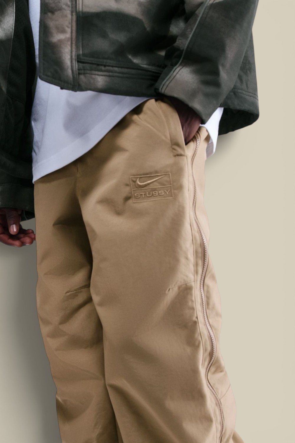 תמונת תקריב דוגמן של מכנסיים בגזרה משוחררת נייקי X סטוסי