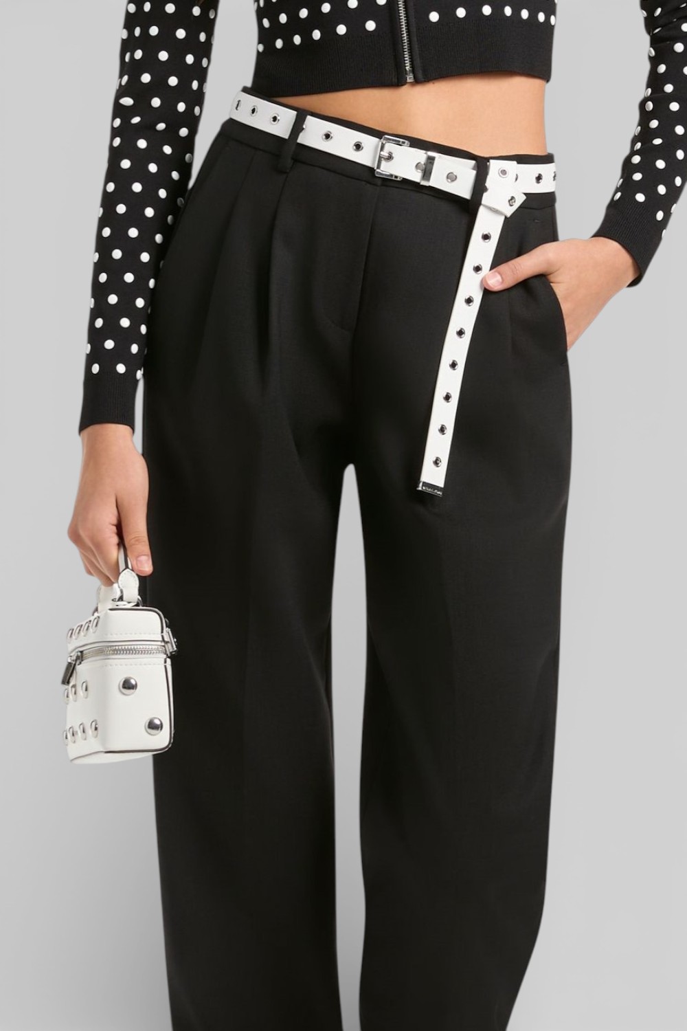 תמונת תקריב דוגמן של מכנסיים מחוייטים