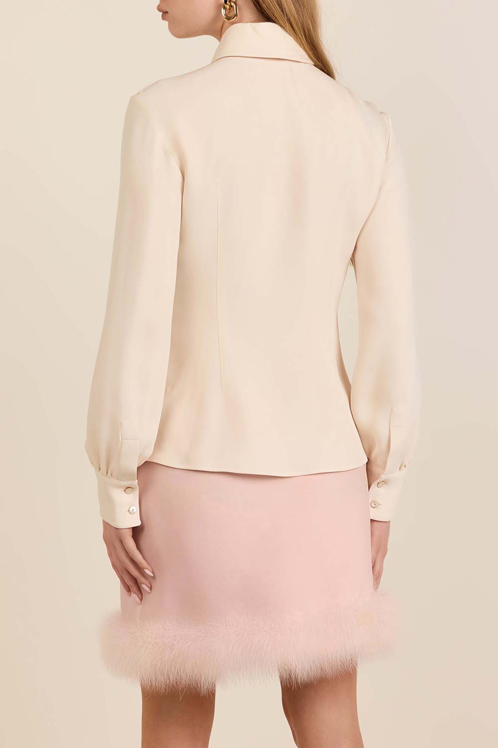 תמונת דוגמן אחורית של חולצה עם צווארון קשירה