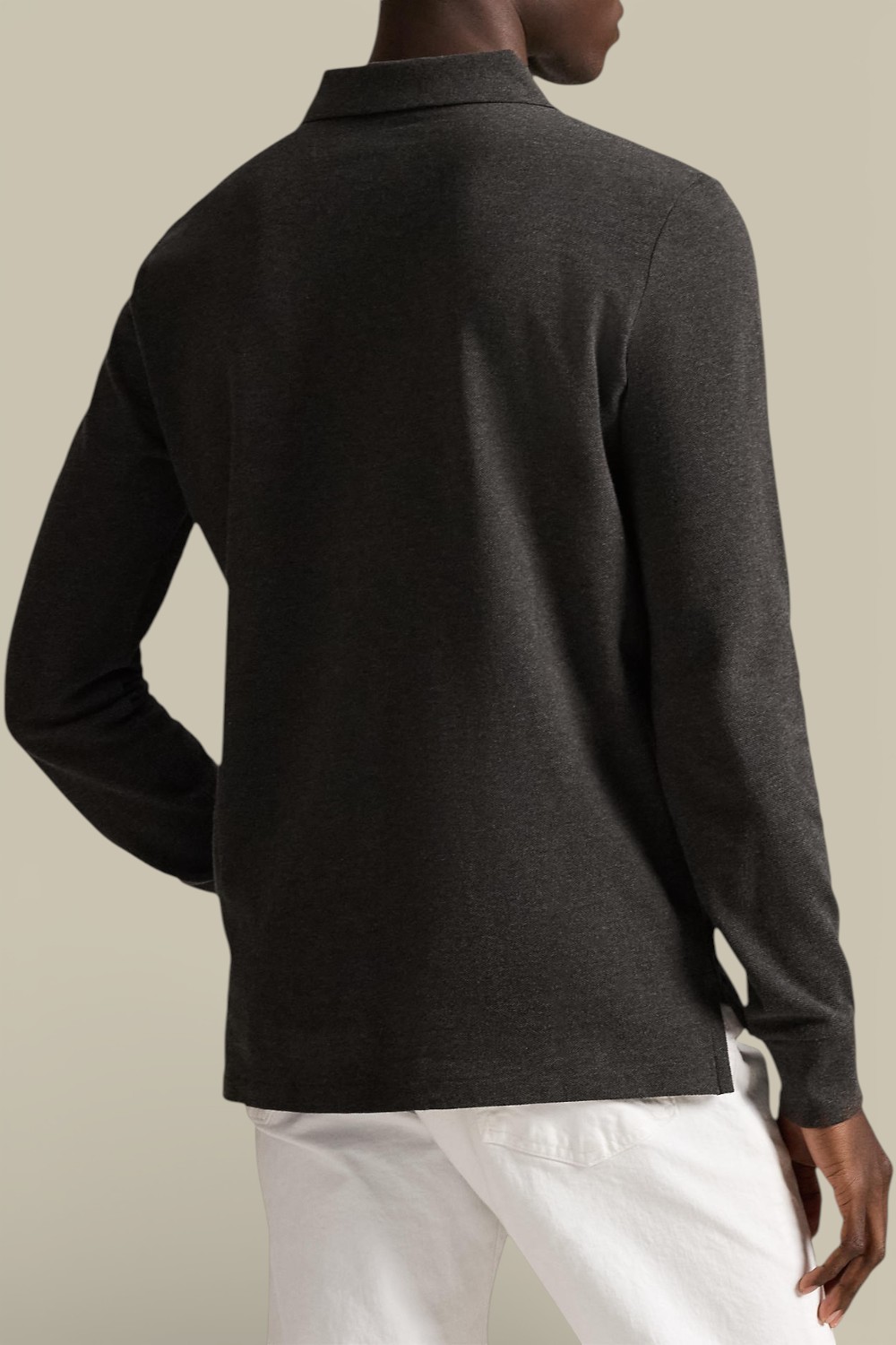 תמונת דוגמן אחורית של חולצת פולו ארוכה