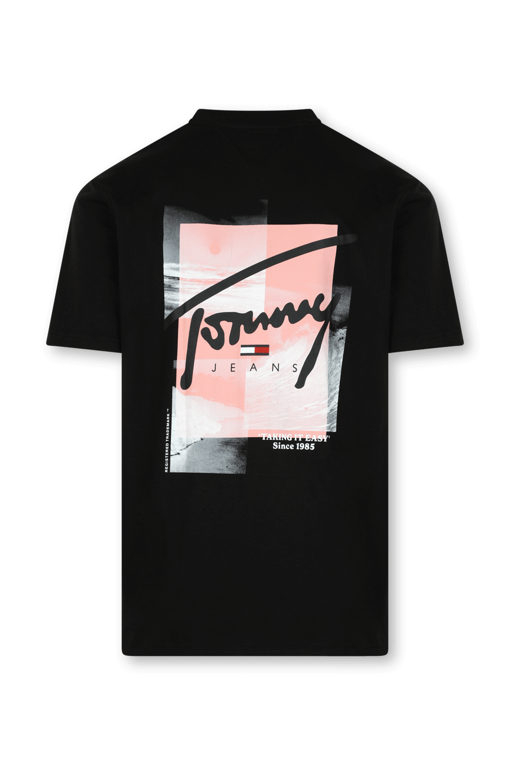 תמונה אחורית של חולצת טי שחורה עם חתימת המעצב