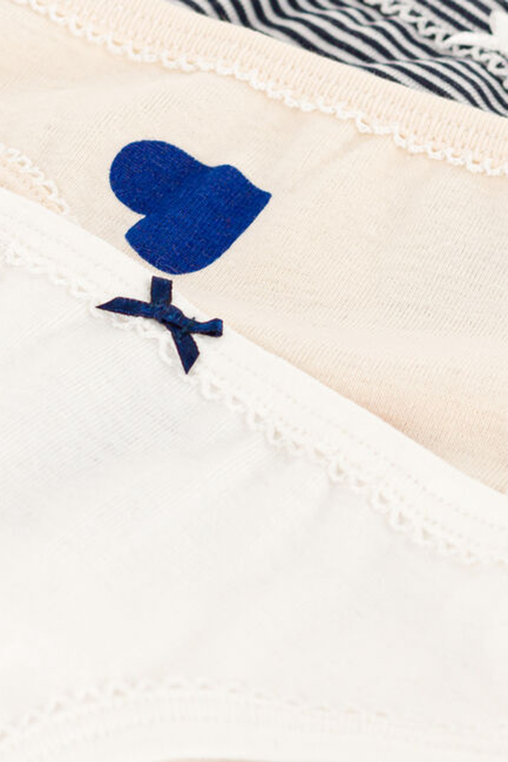 תמונת תקריב של מארז שלושה תחתונים- גילאי 6-12 שנים