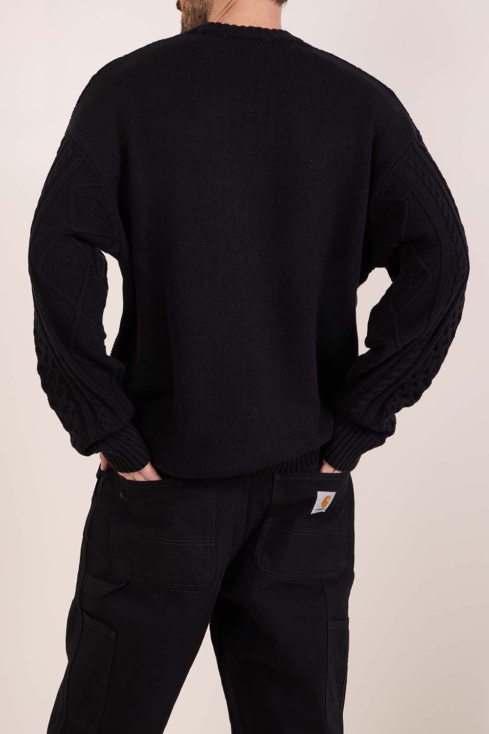 תמונת דוגמן אחורית של סריג בדוגמת צמות