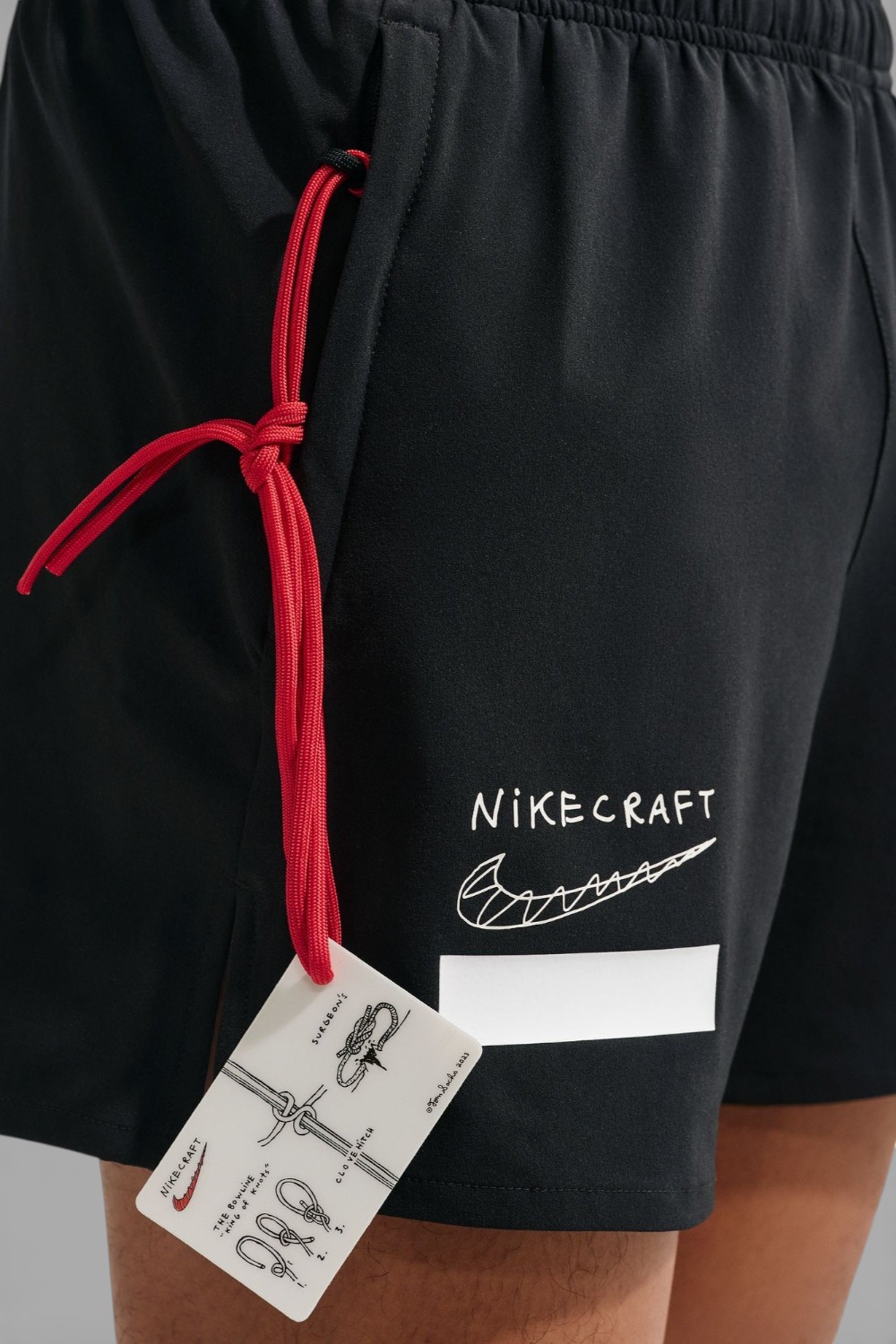 תמונת תקריב דוגמן של מכנסיים קצרים נייקי X טום סאקס