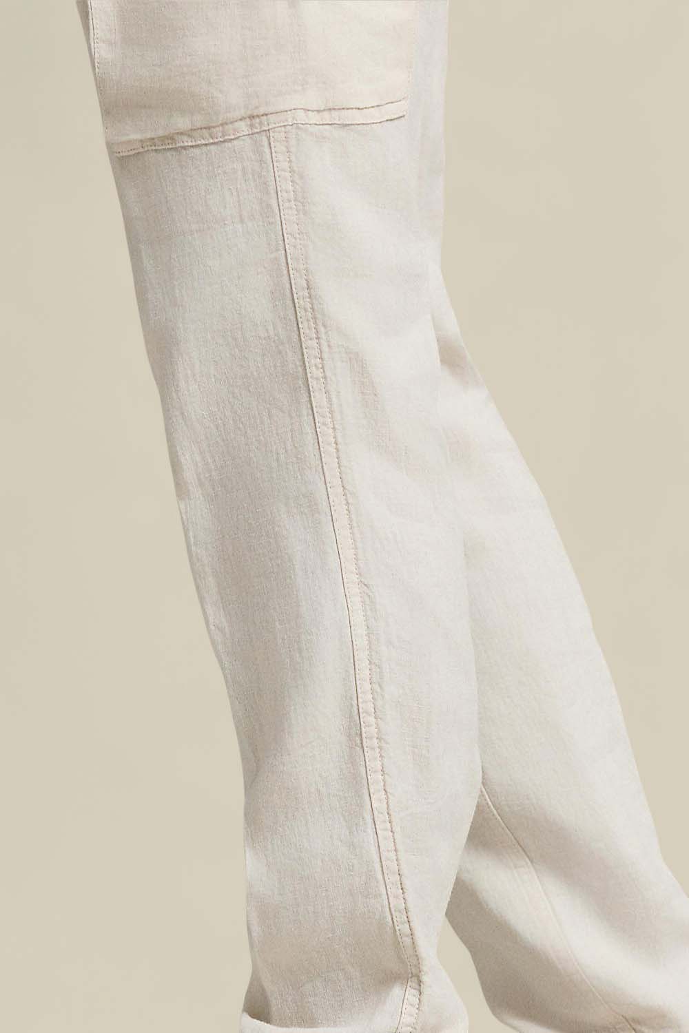 תמונת תקריב דוגמן של מכנסי קרגו מפשתן