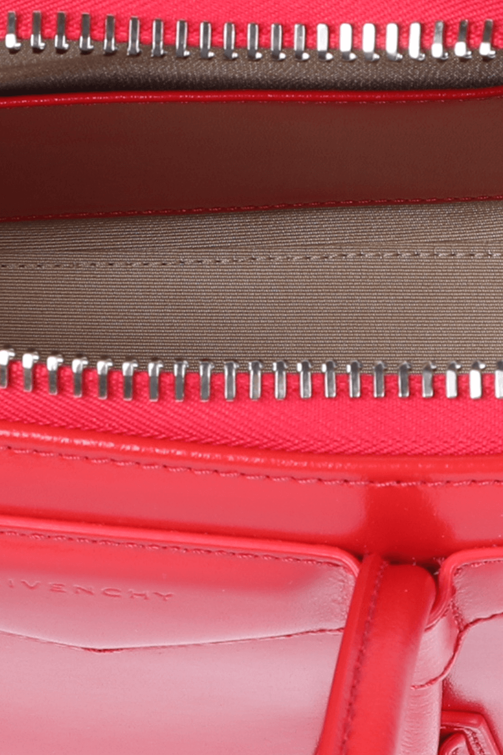 תמונת פנים של Antigona Mini Bag in Red