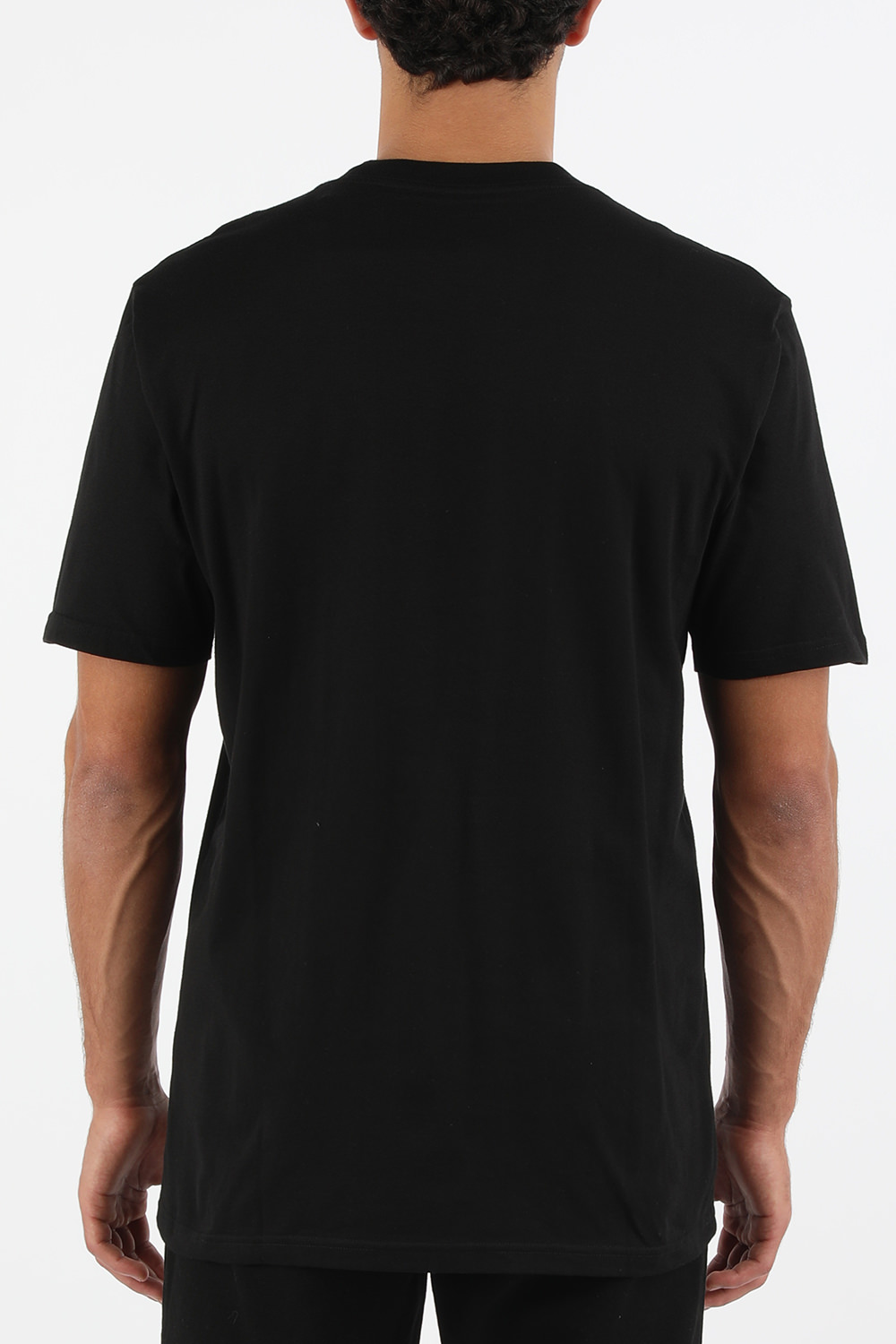 תמונת דוגמן אחורית של חולצת לוגו בגוון שחור