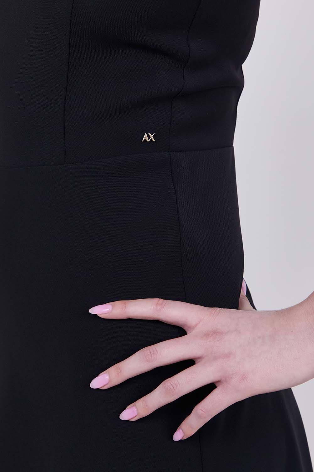 תמונת תקריב דוגמן של שמלת מידי