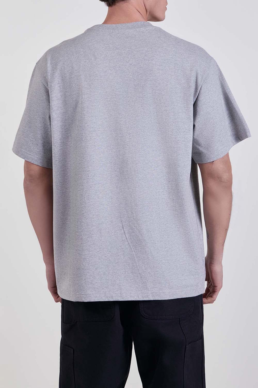 תמונת דוגמן אחורית של חולצת טי בגזרה ישרה