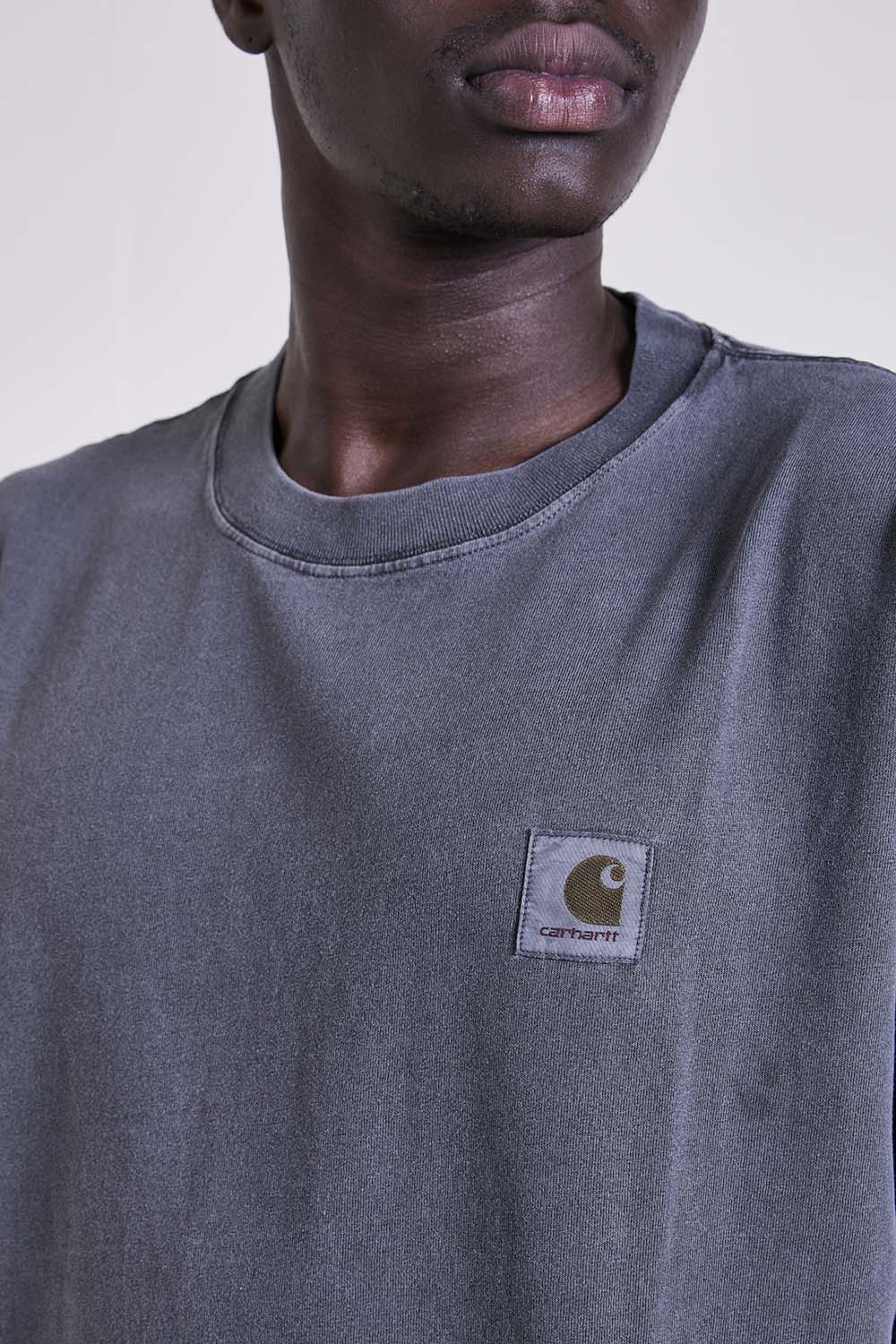 תמונת תקריב דוגמן של חולצת טי בגזרה משוחררת