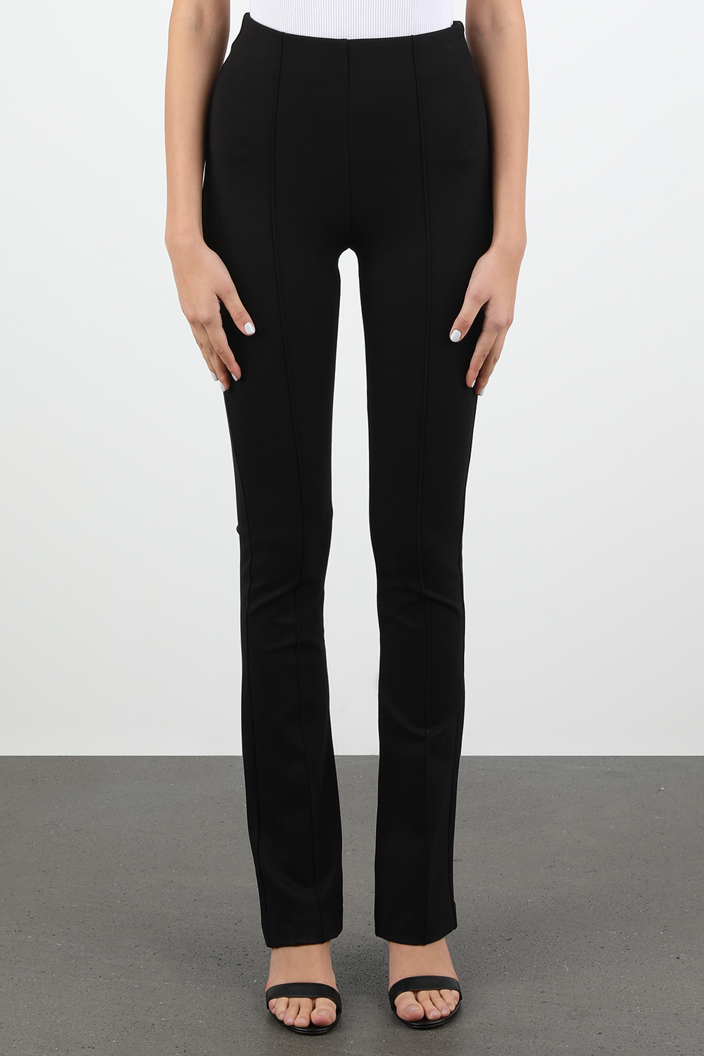 תמונת דוגמן קידמית של מכנסיים ארוכים גבוהים בגוון שחור