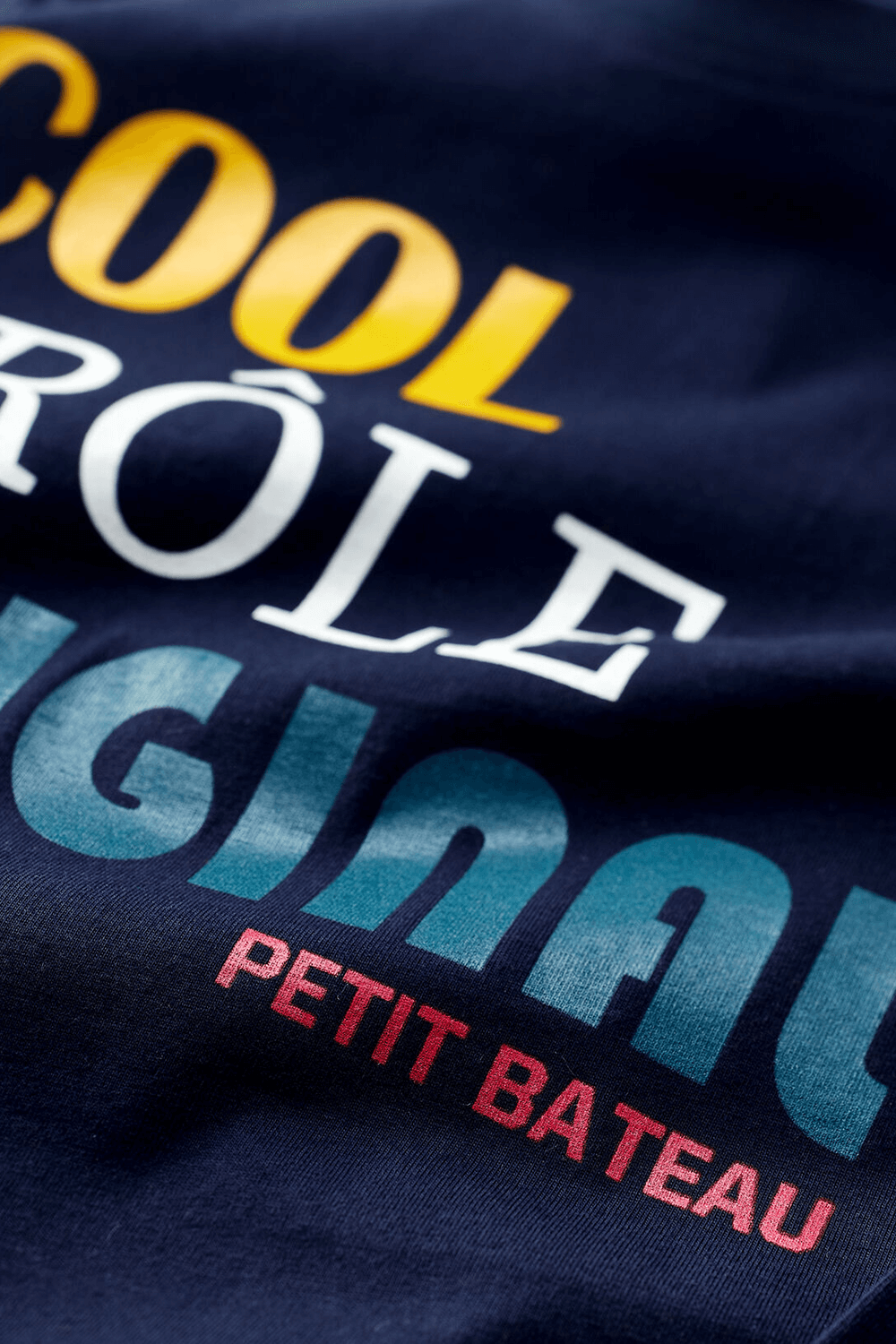 תמונת תקריב של גילאי 6-12 חולצה ארוכה עם הדפס גרפי בצבע כחול